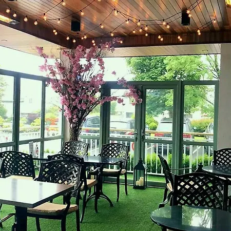 Flannery's Hotel 3*